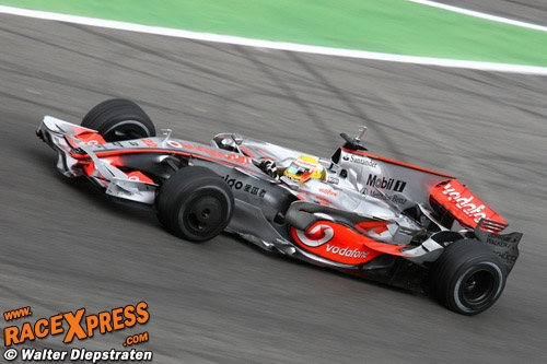 Lewis Hamilton met haaievin